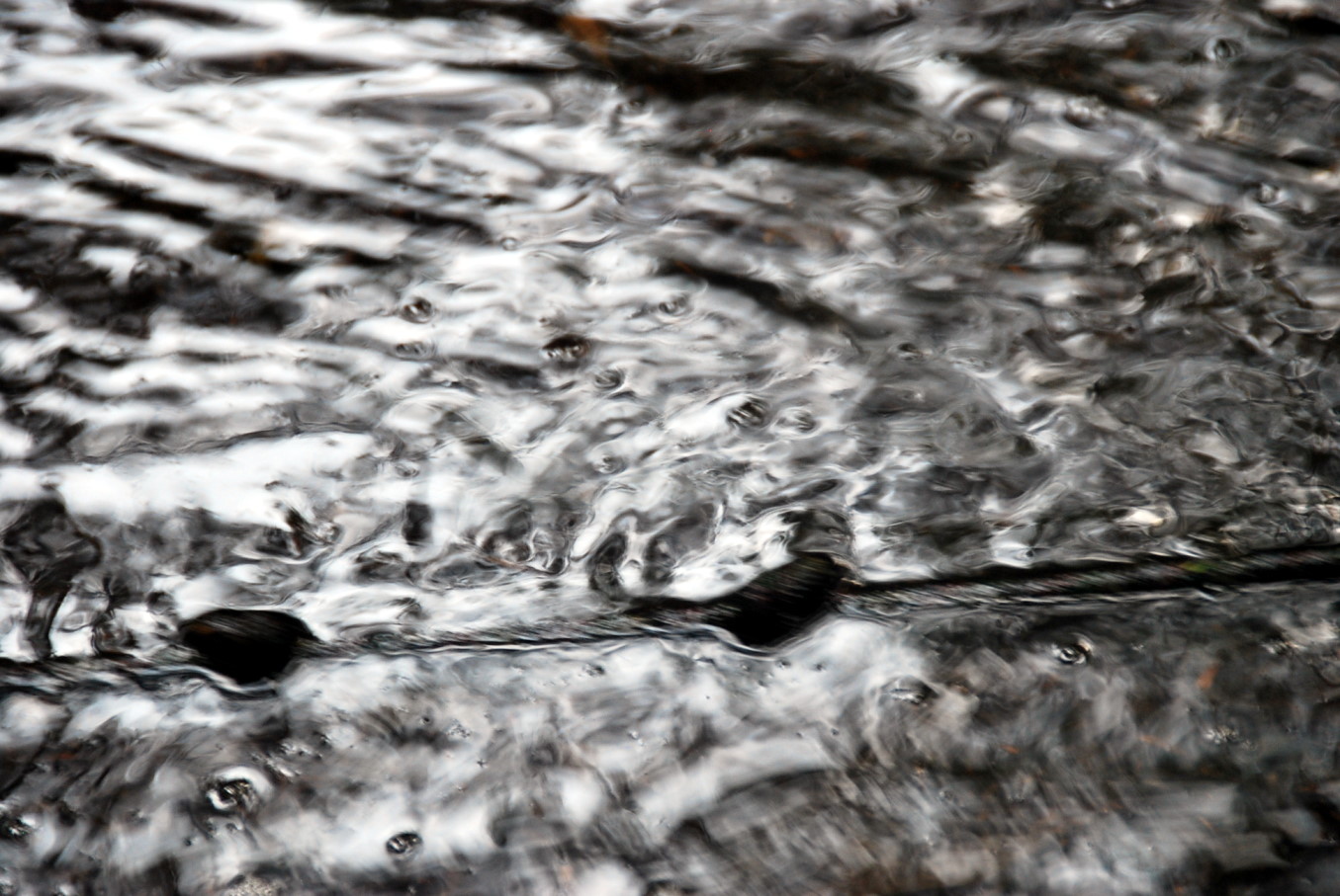 Regentropfen in Pfütze